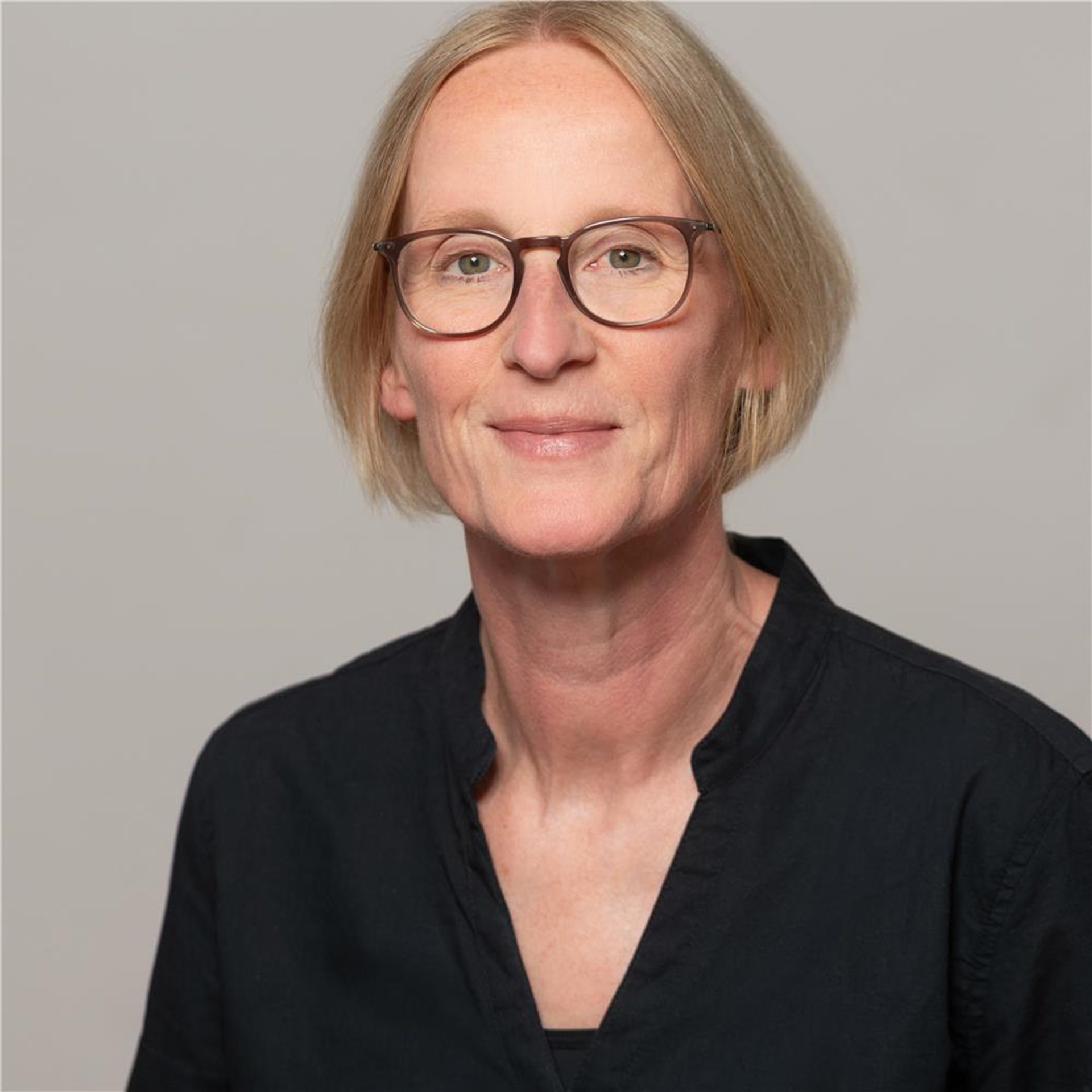 Porträt von Heike Schäfer mit Brille und schwarzer Bluse – Leitung Eingliederungshilfe