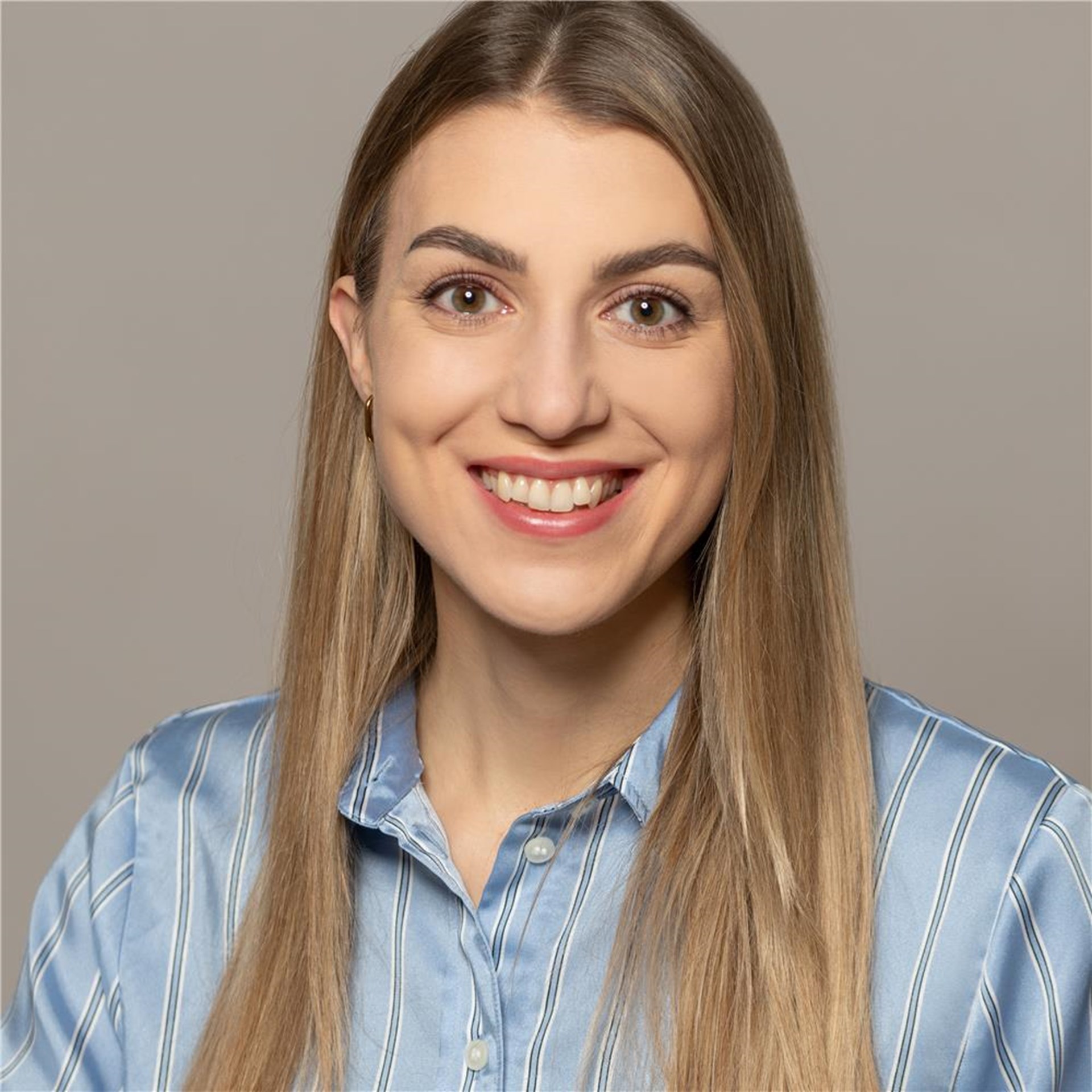 Portrait von junger Frau als Personalentwicklerin